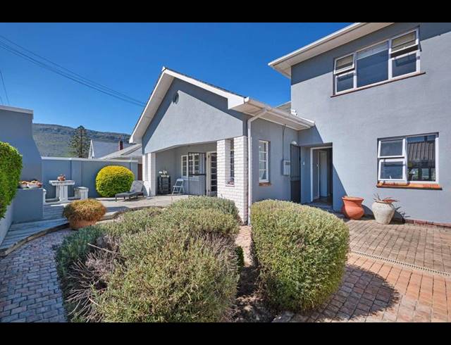 6 BEDROOM HOUSE FOR SALE IN FISH HOEK